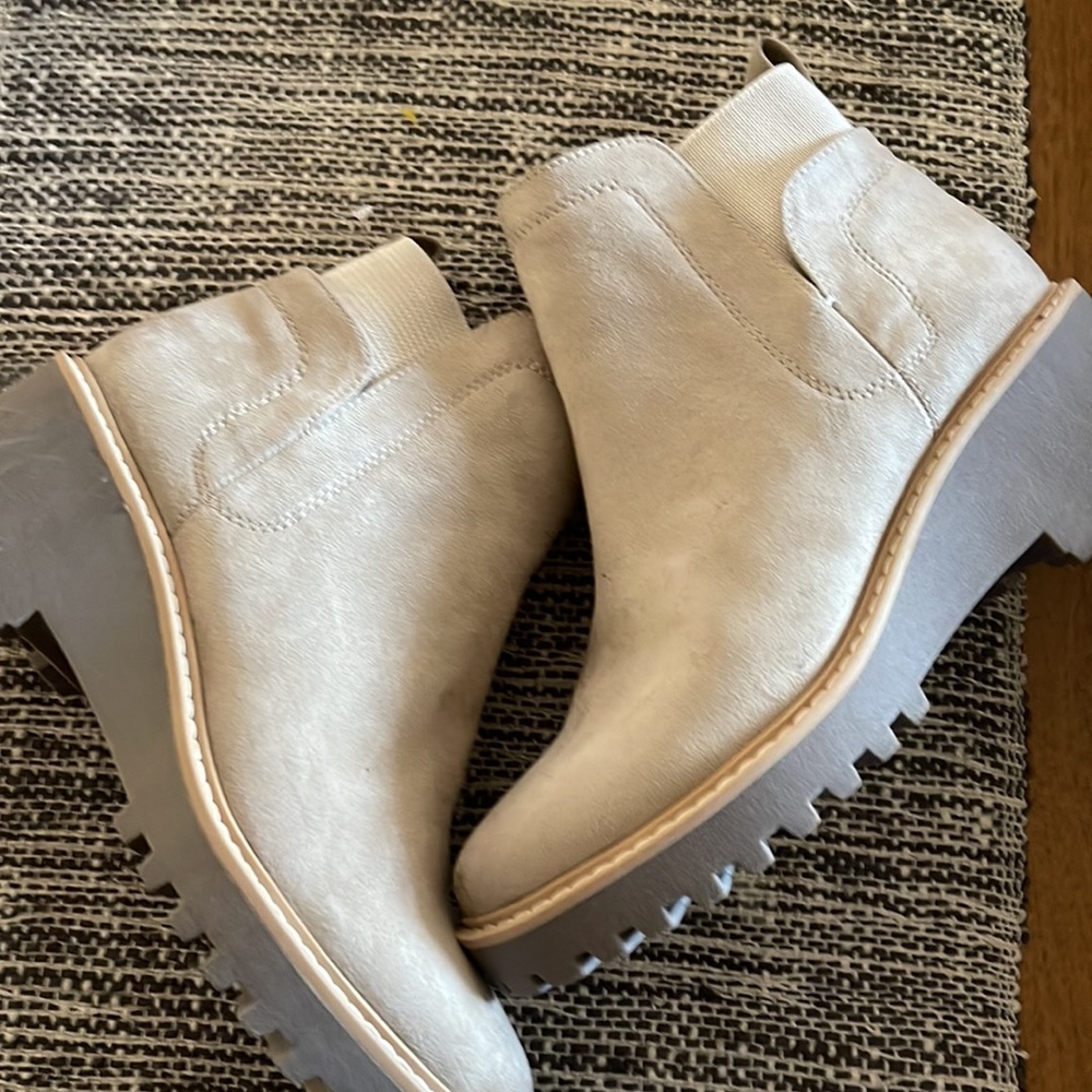 Dolce Vita Booties NWOT 8.5